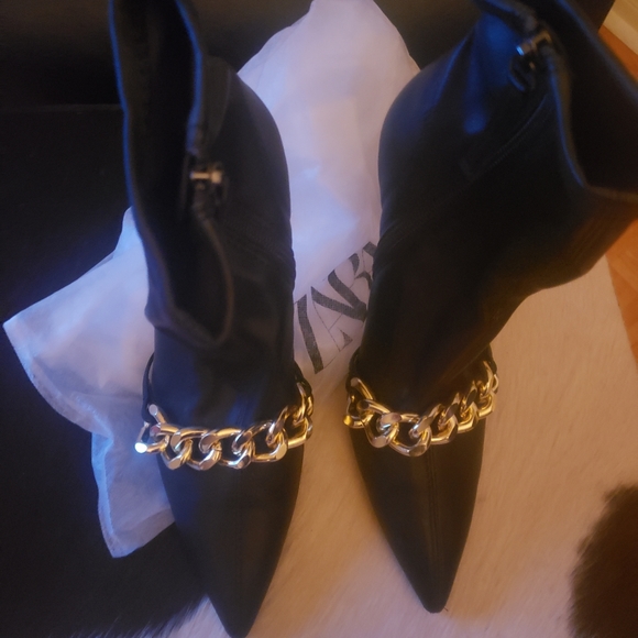 Gorgeous black sock booties with gold chain - Picture 1 of 9